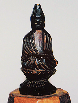 観音像
個人蔵（高山市荘川地区）

この仏像は、「昔、鈴木家に宿泊したお坊さんが宿代の代わりに彫っていかれた」と伝えられているもの。鈴木家では代々仏壇に安置し、信仰と手厚い保存に努めている。